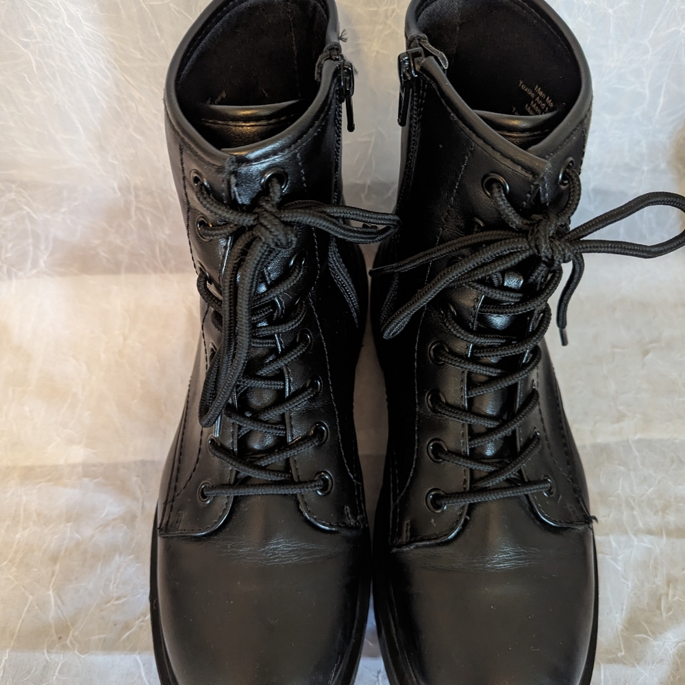Combat boots